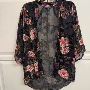 American Eagle Dark Floral Sheer Kimono. Cottagecore. Velvet sheer. Size M